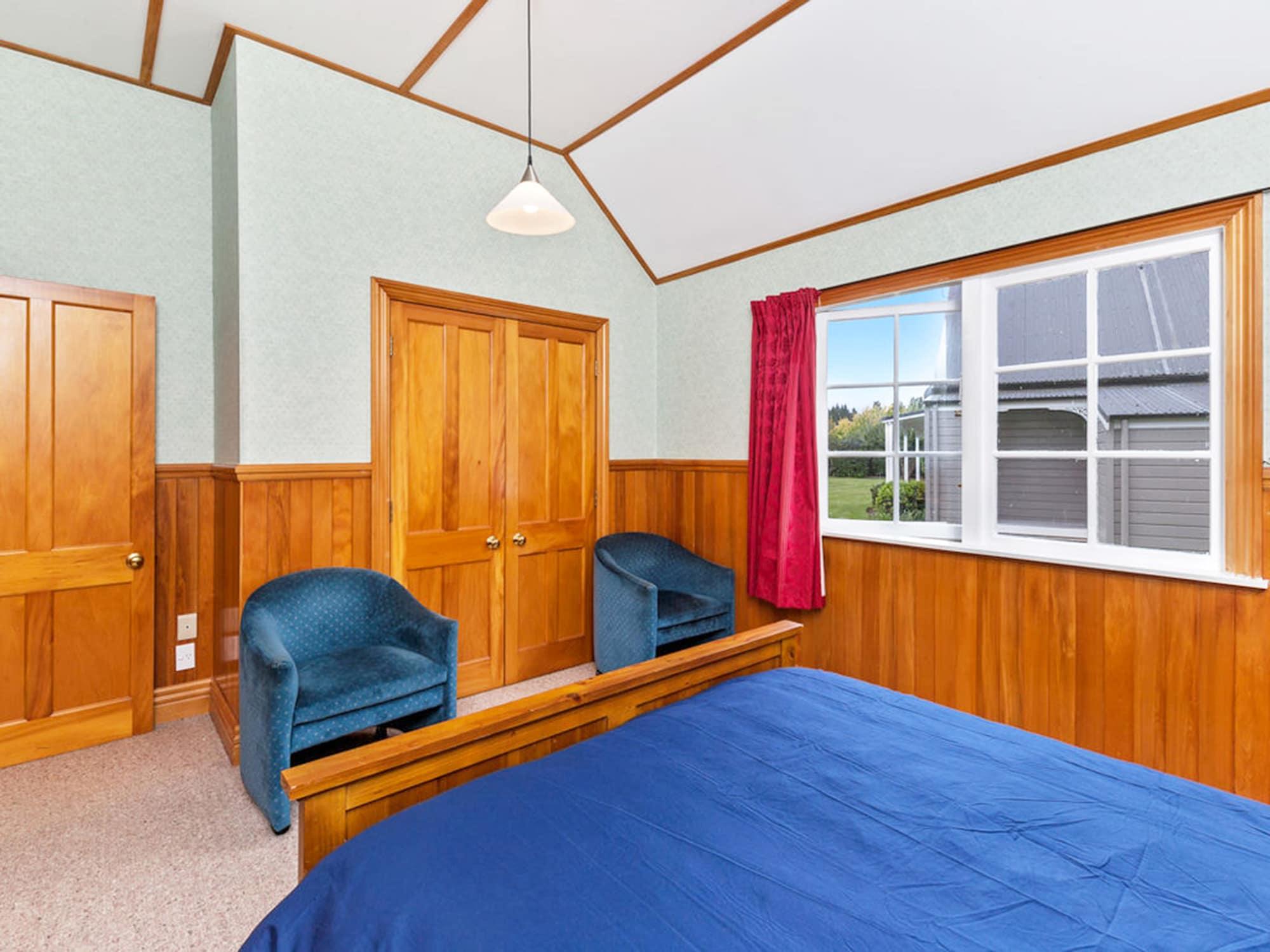 Huka Falls Resort Taupo Kültér fotó A bedroom with tongue-and-groove panelling