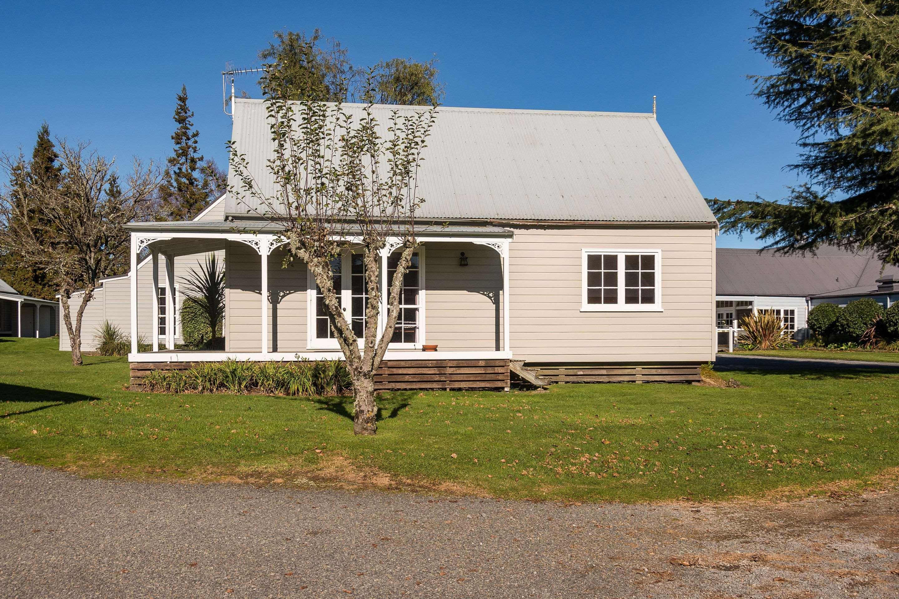 Huka Falls Resort Taupo Kültér fotó The former school building, now a private residence