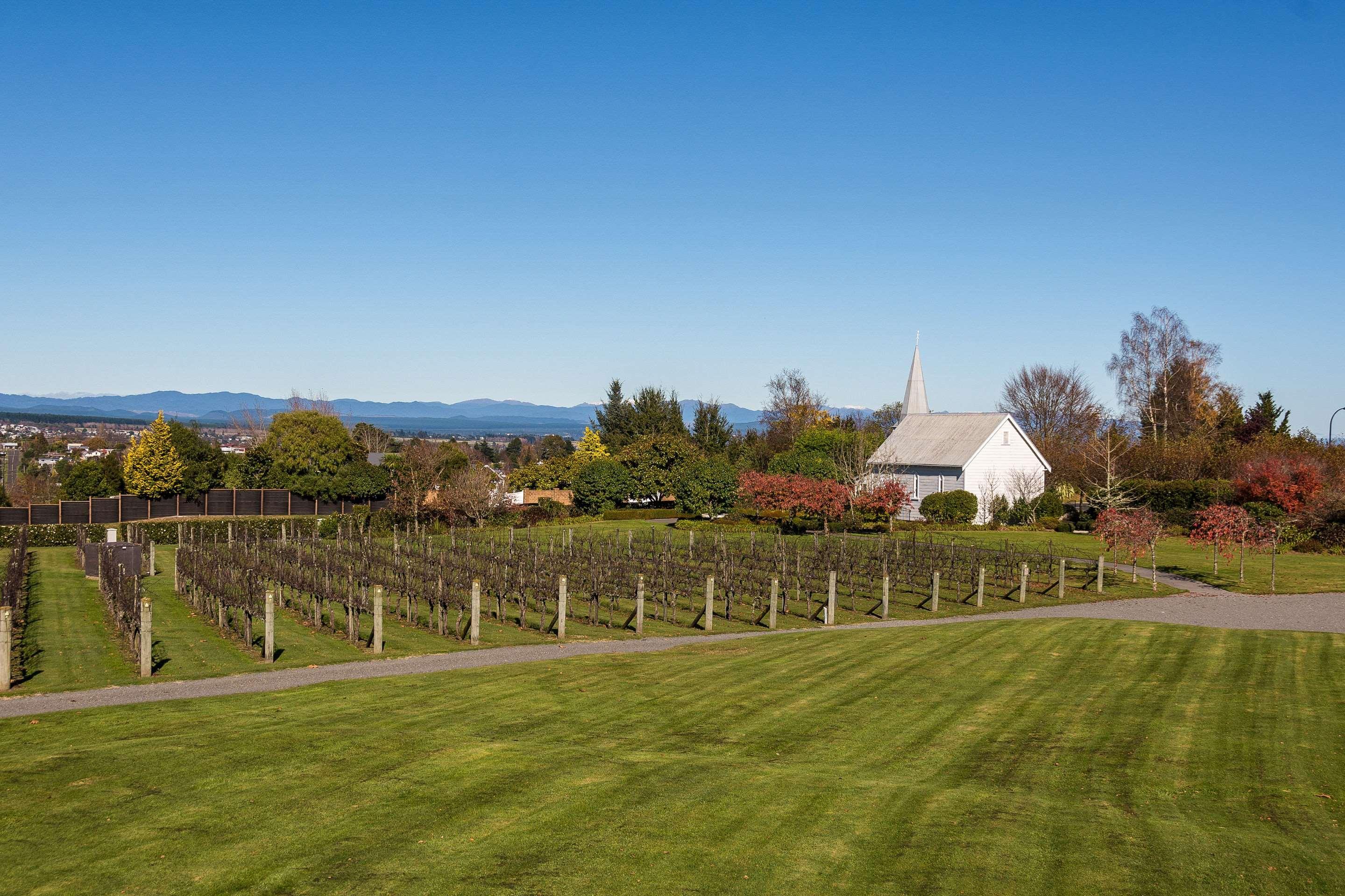 Huka Falls Resort Taupo Kültér fotó The church and the vineyard
