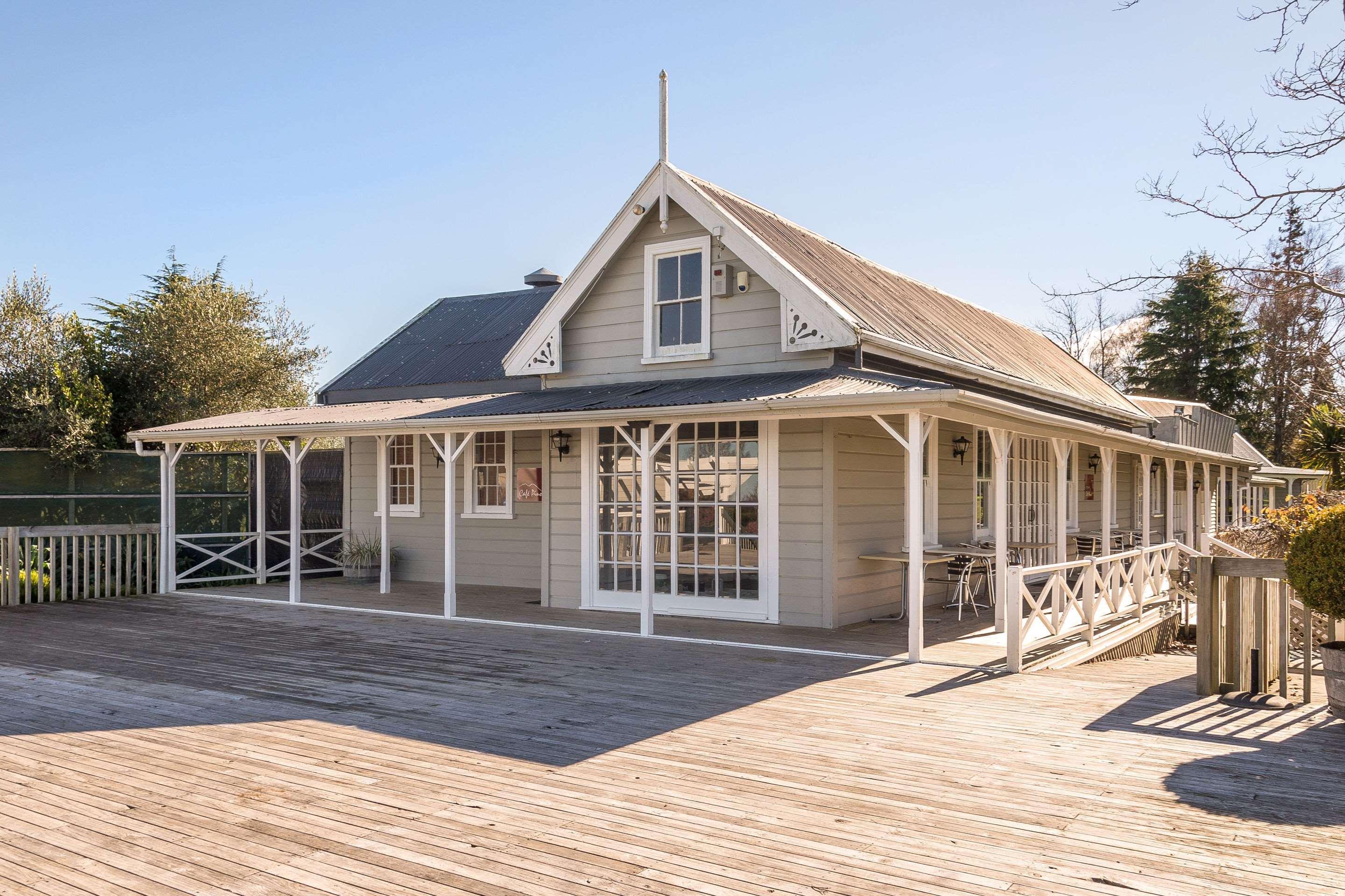Huka Falls Resort Taupo Kültér fotó The former station building at the station's current location