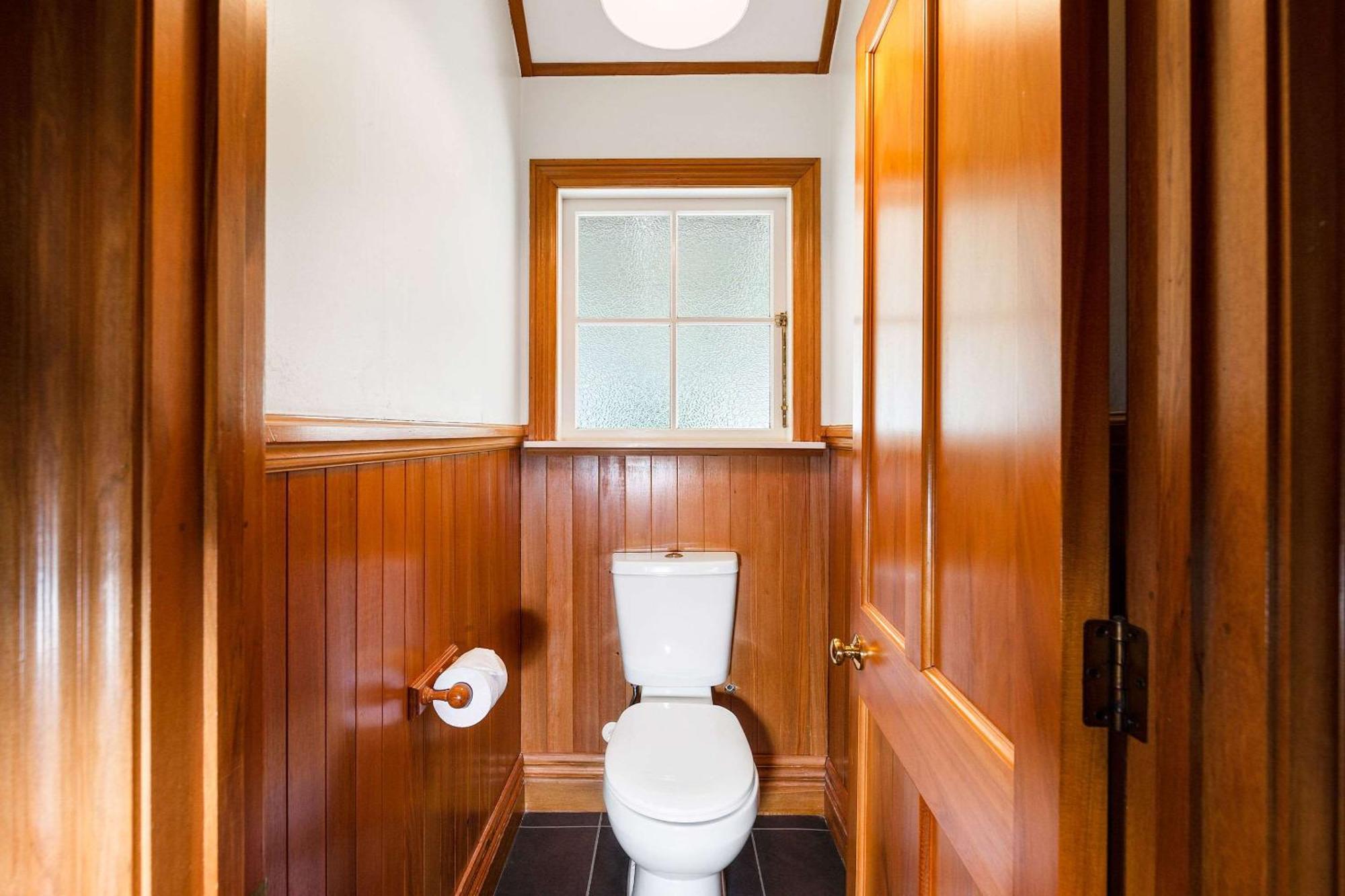 Huka Falls Resort Taupo Kültér fotó A toilet in a house