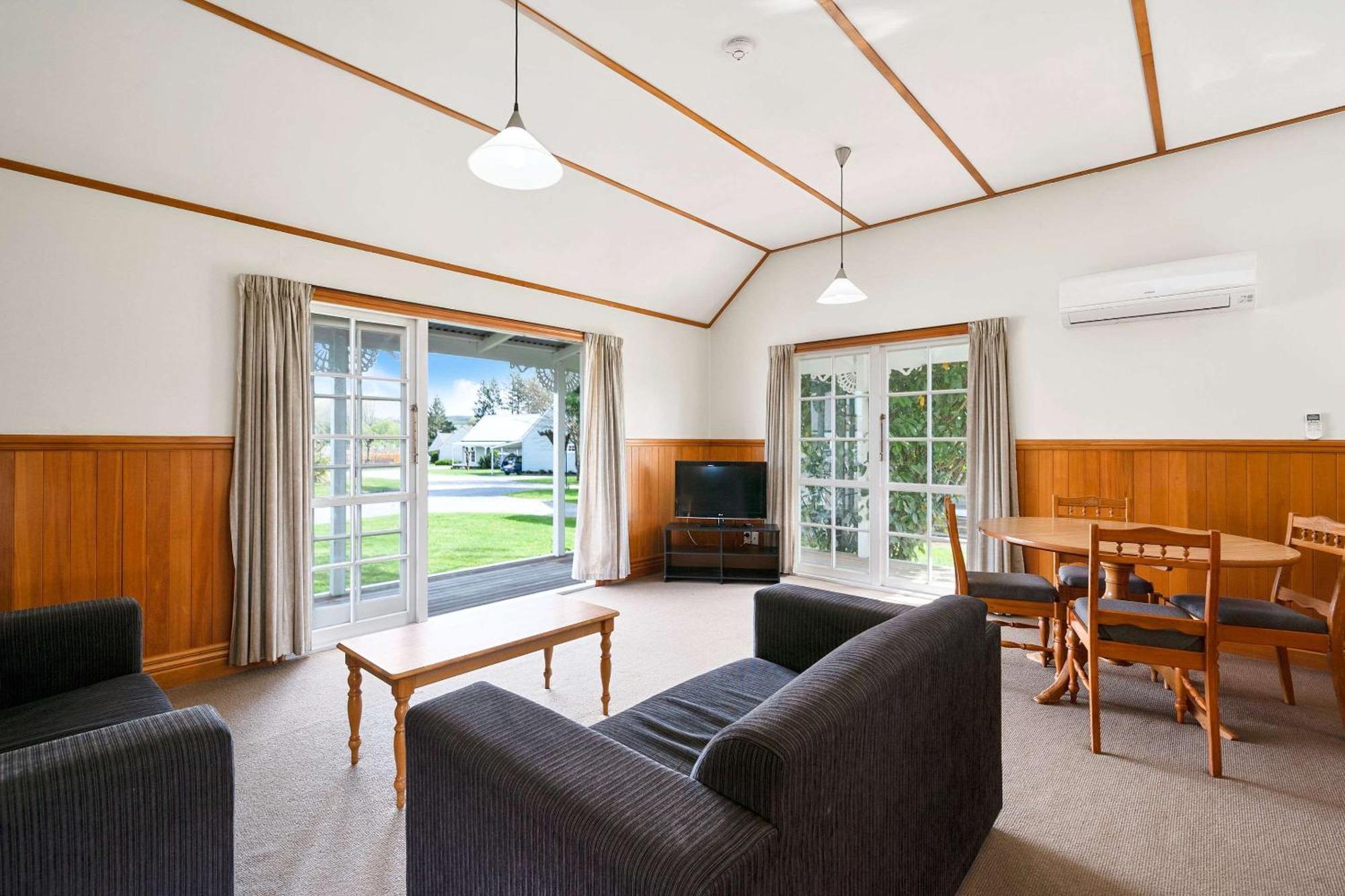 Huka Falls Resort Taupo Kültér fotó Living area of a typical two bedroom apartment