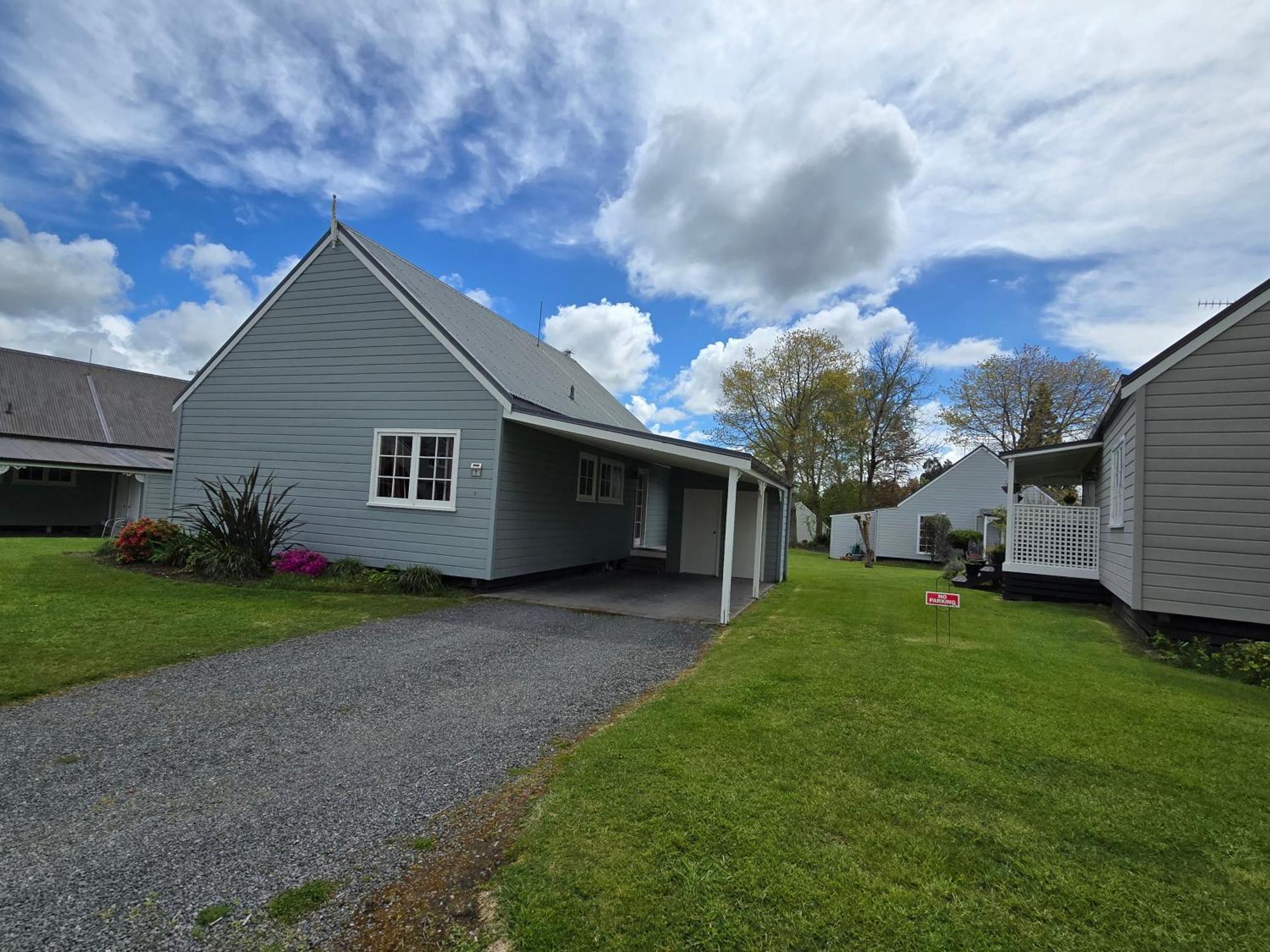 Huka Falls Resort Taupo Kültér fotó The new houses at the village