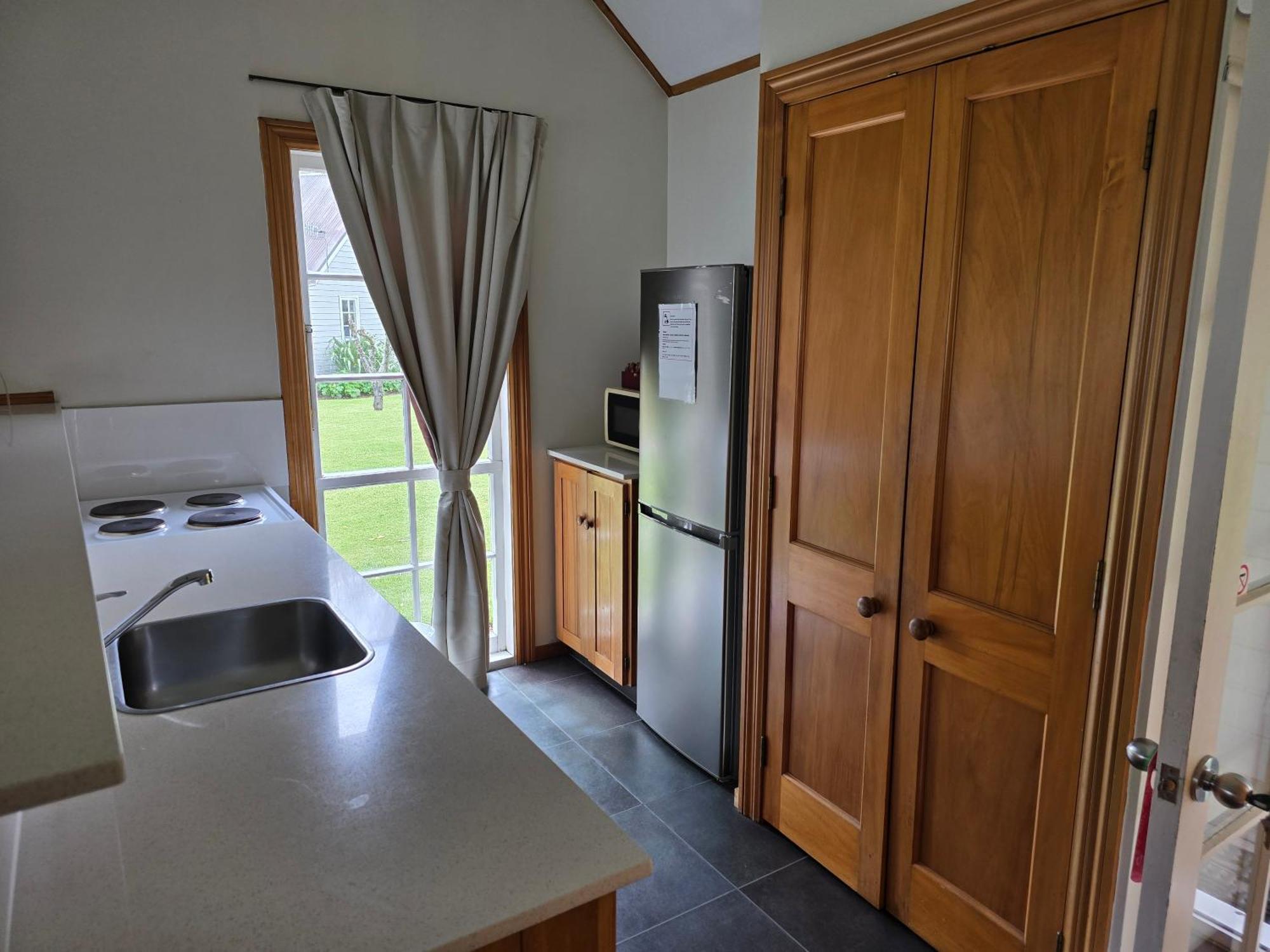 Huka Falls Resort Taupo Kültér fotó Kitchen in a typical one-bedroom apartment