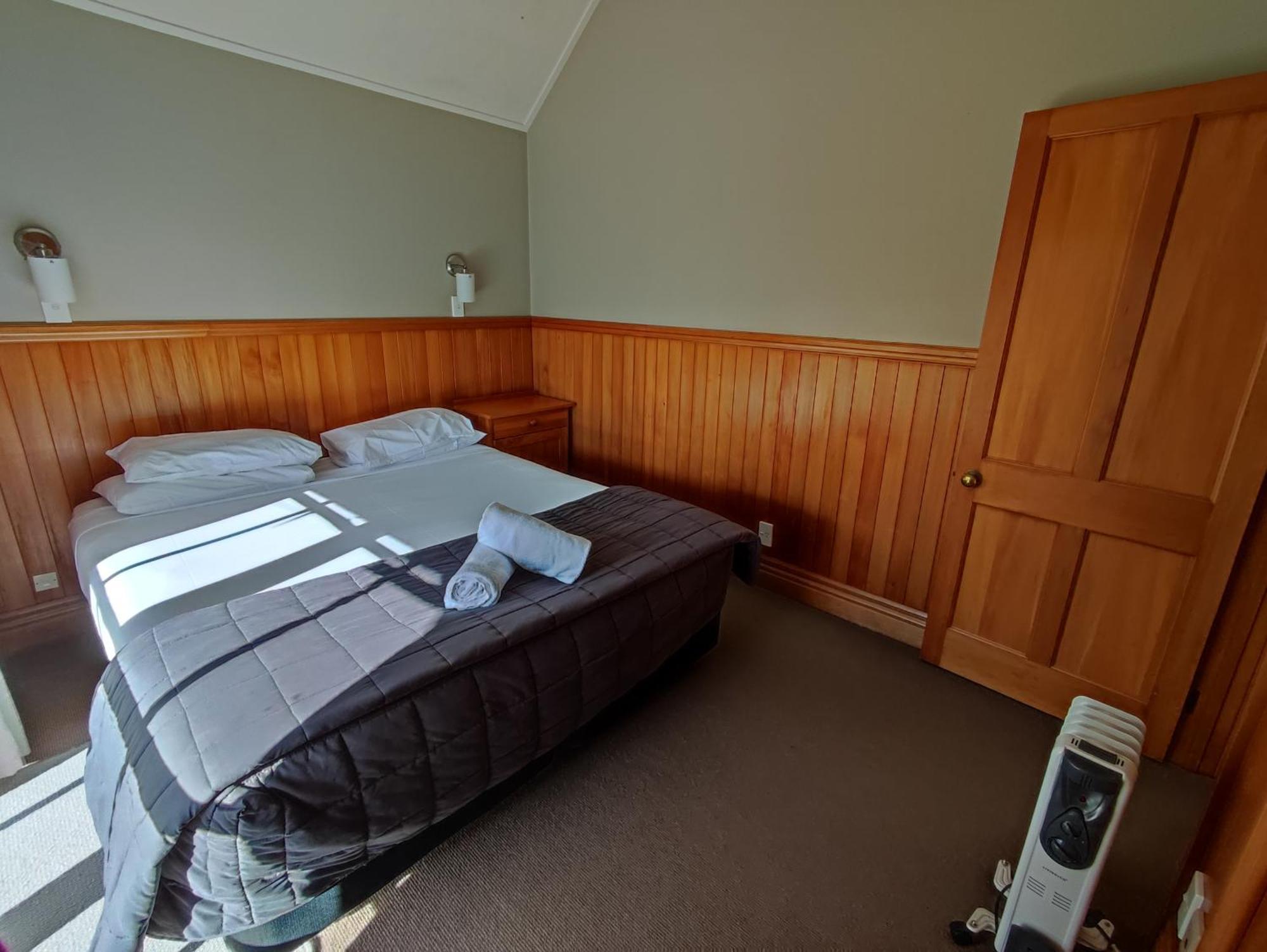 Huka Falls Resort Taupo Kültér fotó A bedroom in a motel
