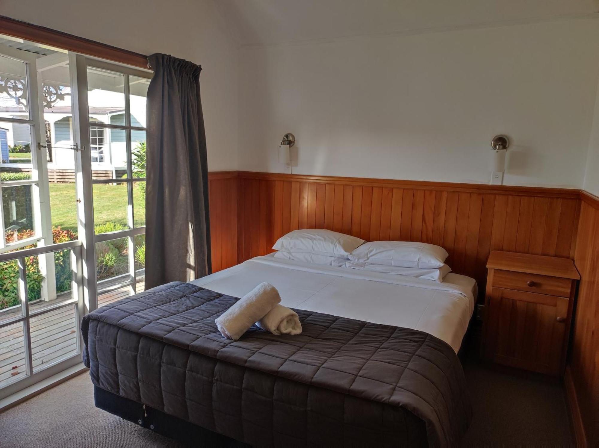 Huka Falls Resort Taupo Kültér fotó A bedroom in a motel