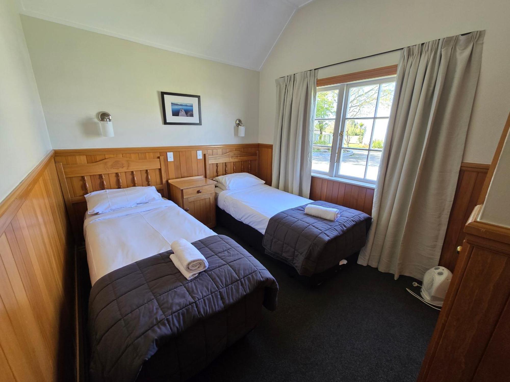 Huka Falls Resort Taupo Kültér fotó A typical room at the lodge