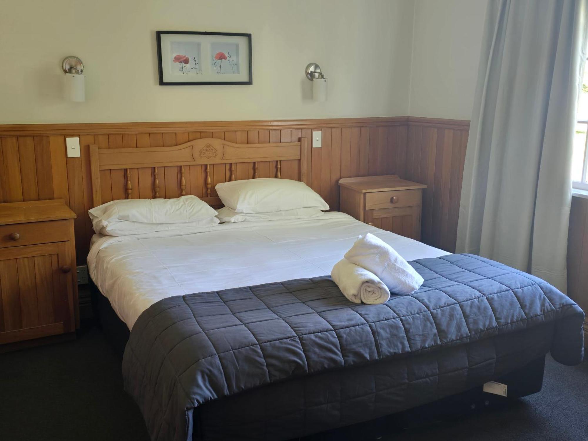 Huka Falls Resort Taupo Kültér fotó A bedroom at the hotel