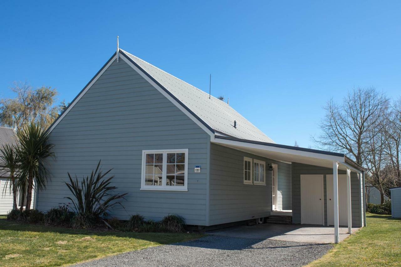 Huka Falls Resort Taupo Kültér fotó The former school building at Waimate